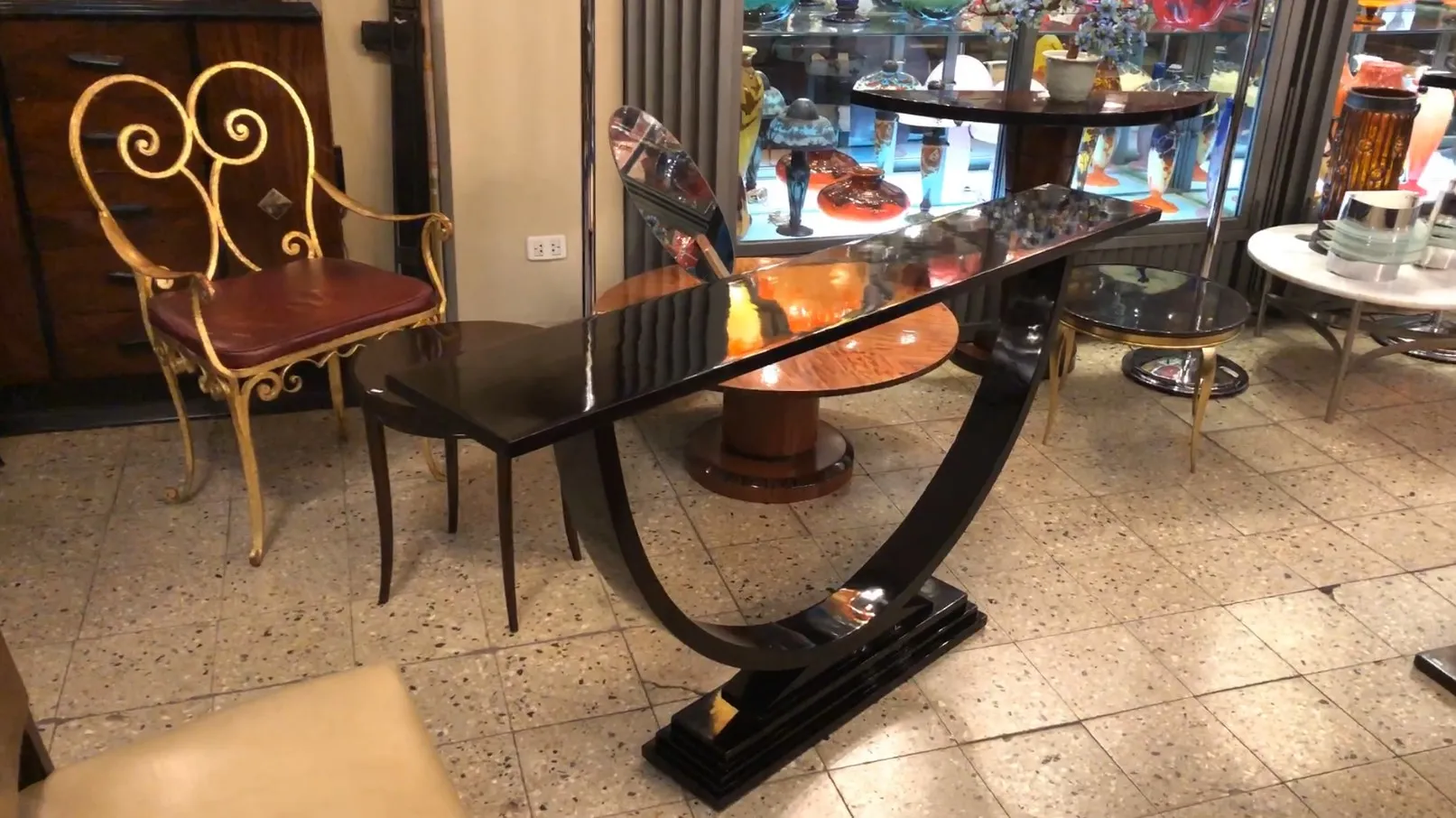 consola antigua elegante con forma estilizada en ambiente clásico
