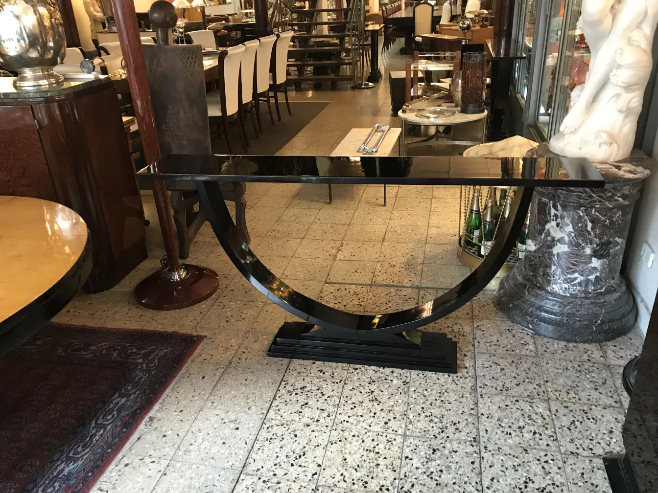 antike schwarze dresuar mit geschwungener Form in elegantem Umfeld