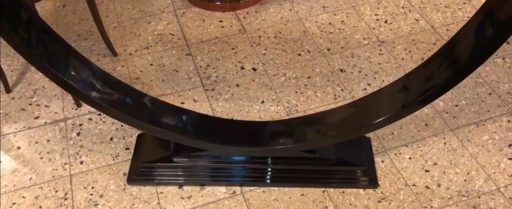 पुरानी-कंसोल-कालू ठोस आधार के साथ क्लासिक सेटिंग में