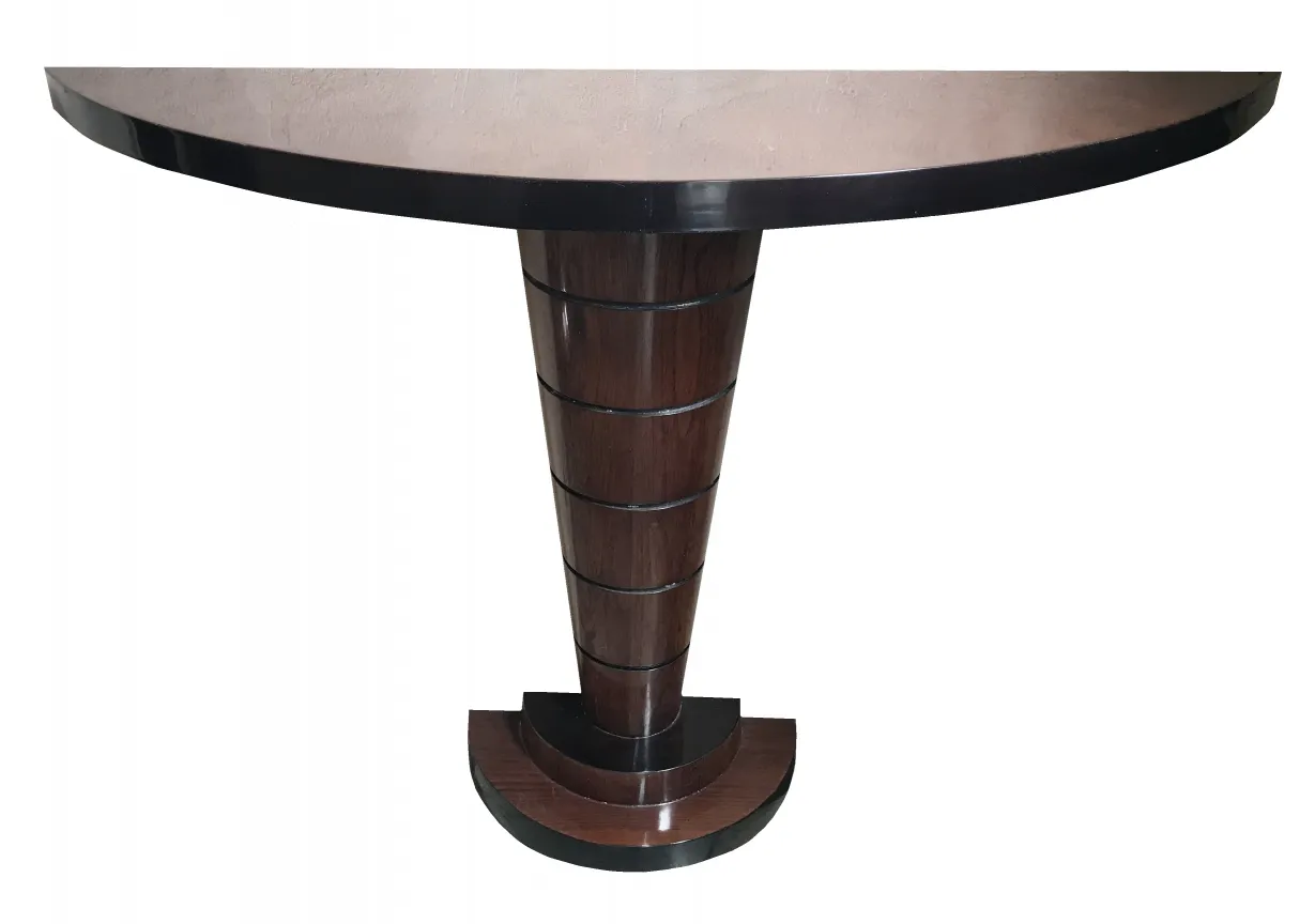 Antike Konsole mit elegantem dekorativem Design.