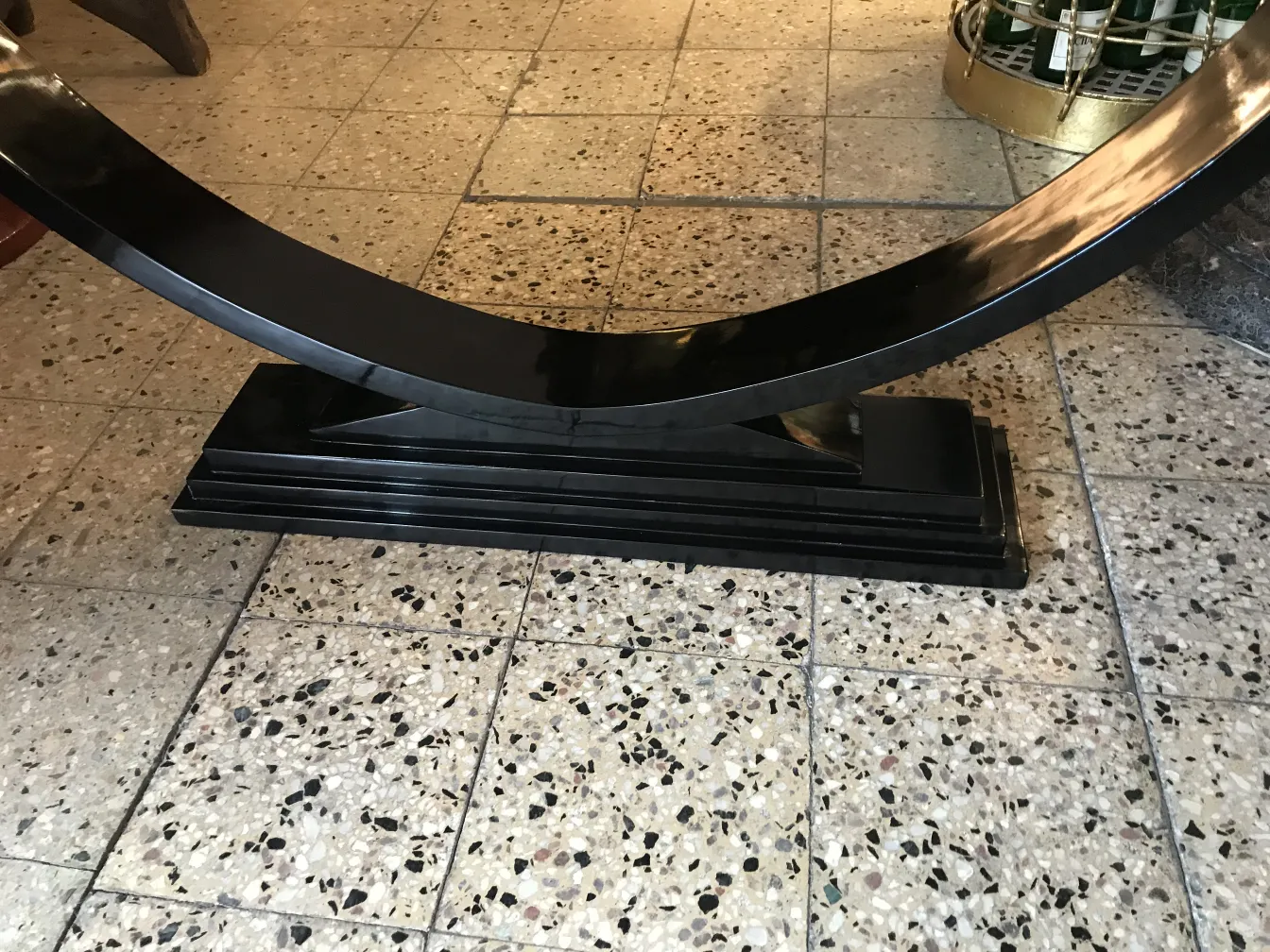 antiga consola decorativa com base preta em um ambiente vazio