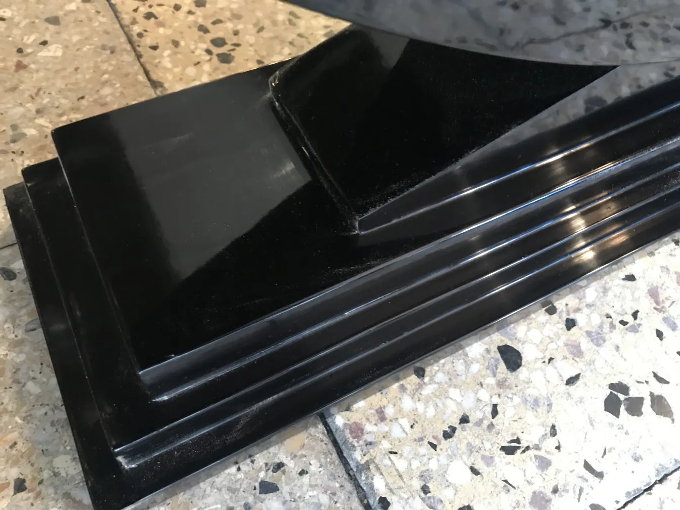 console ancienne noire avec base décorative