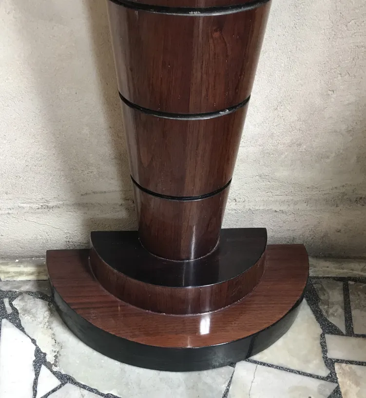 mesa console antiga com base estilizada e bordas arredondadas