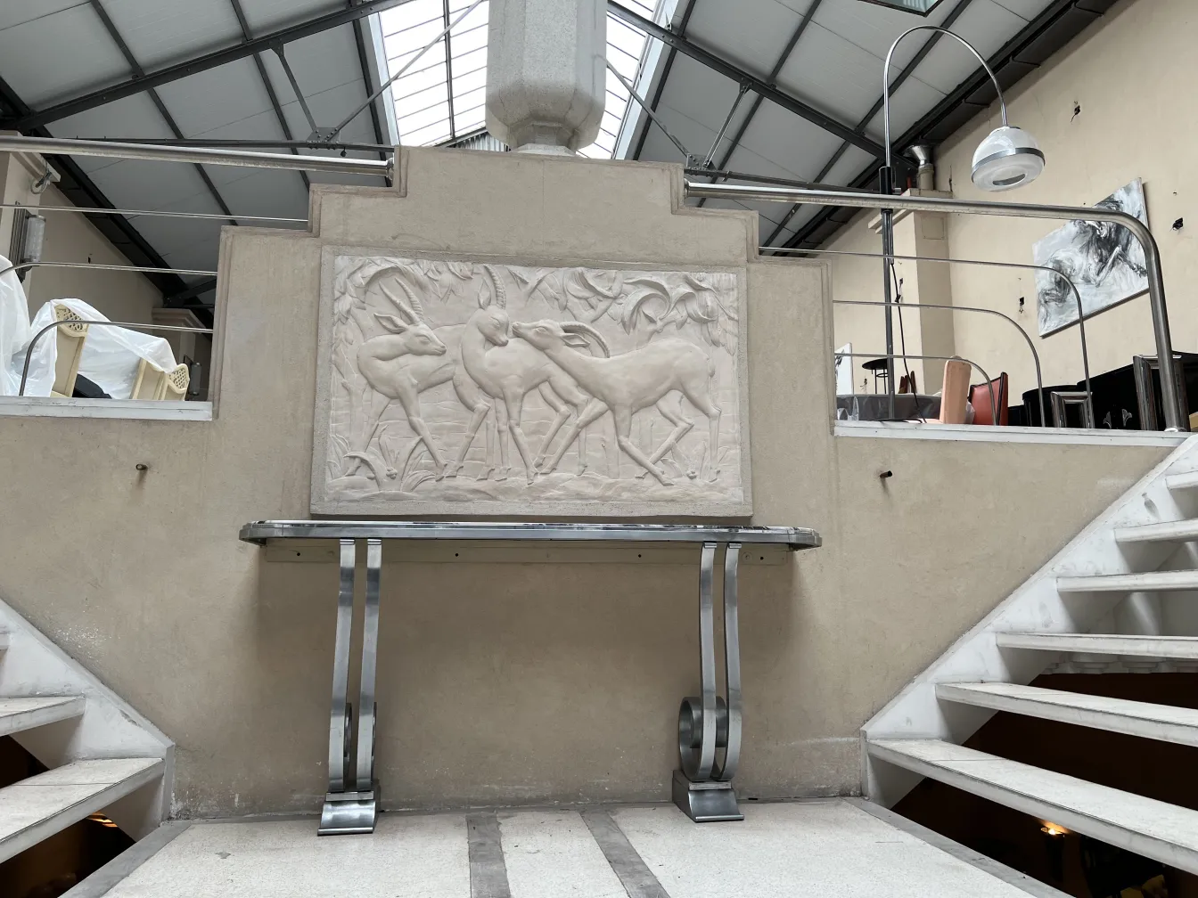 antiquariato mobili dresuar Montagnac Pierre con rilievi di cervi, design elegante