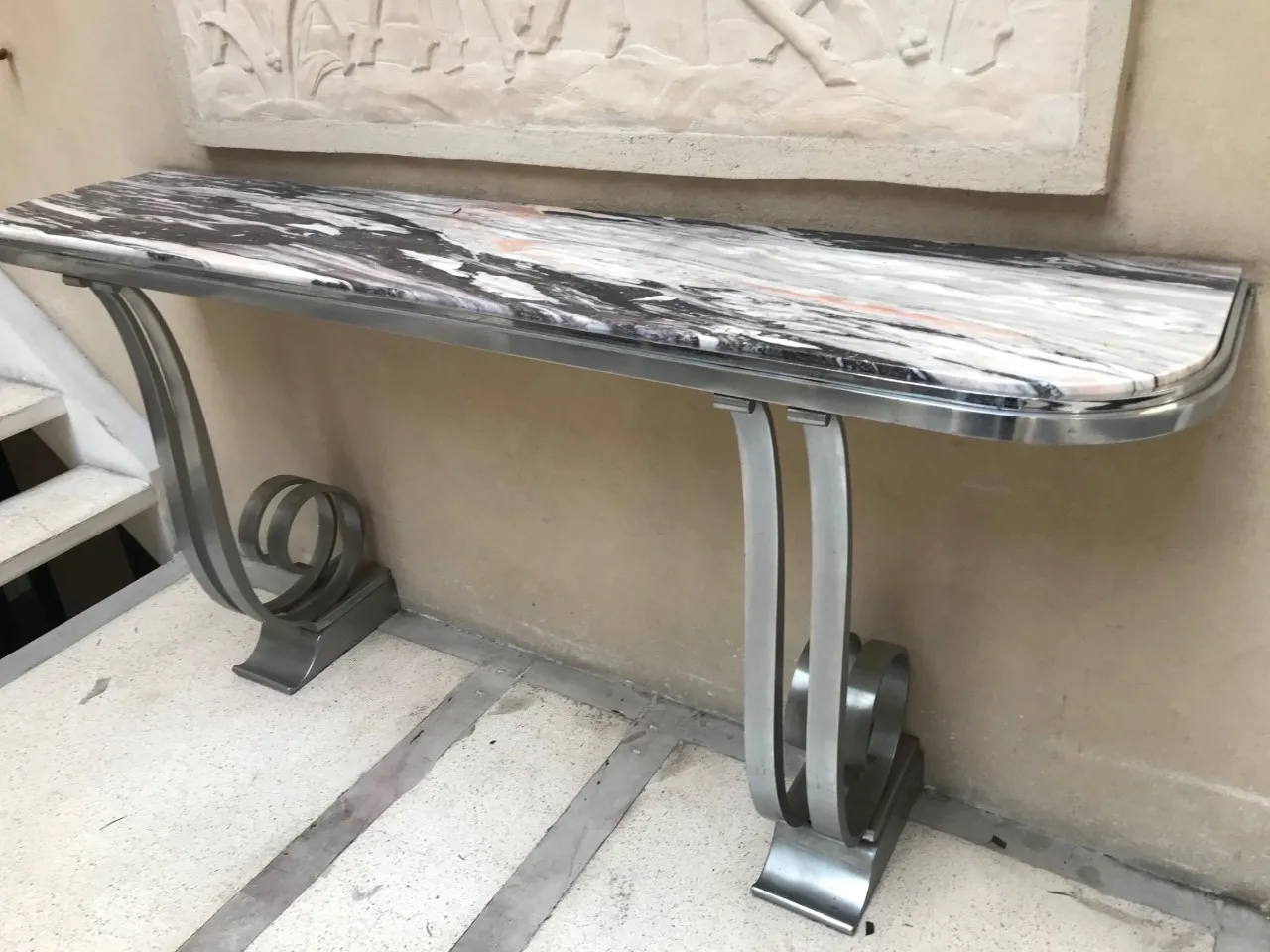 Antique decorative console with elegant and contemporary design.