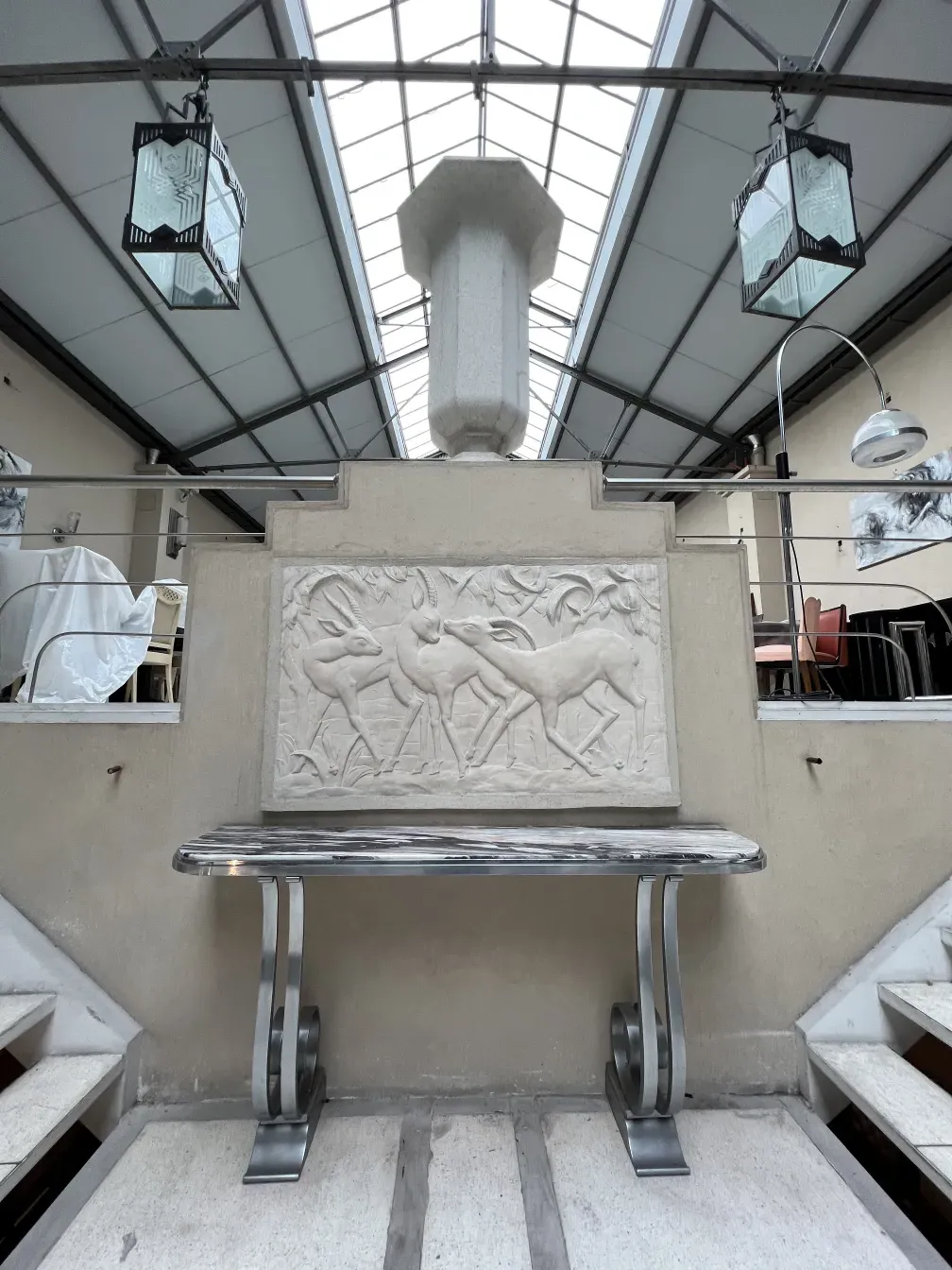 古董芬利控制台桌 Montagnac Pierre，墙上有装饰浮雕。