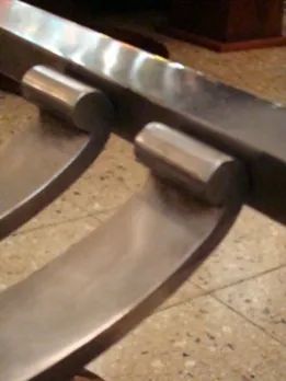 عرض مقرب لوحدة تحكم أثرية بتفاصيل أنيقة.