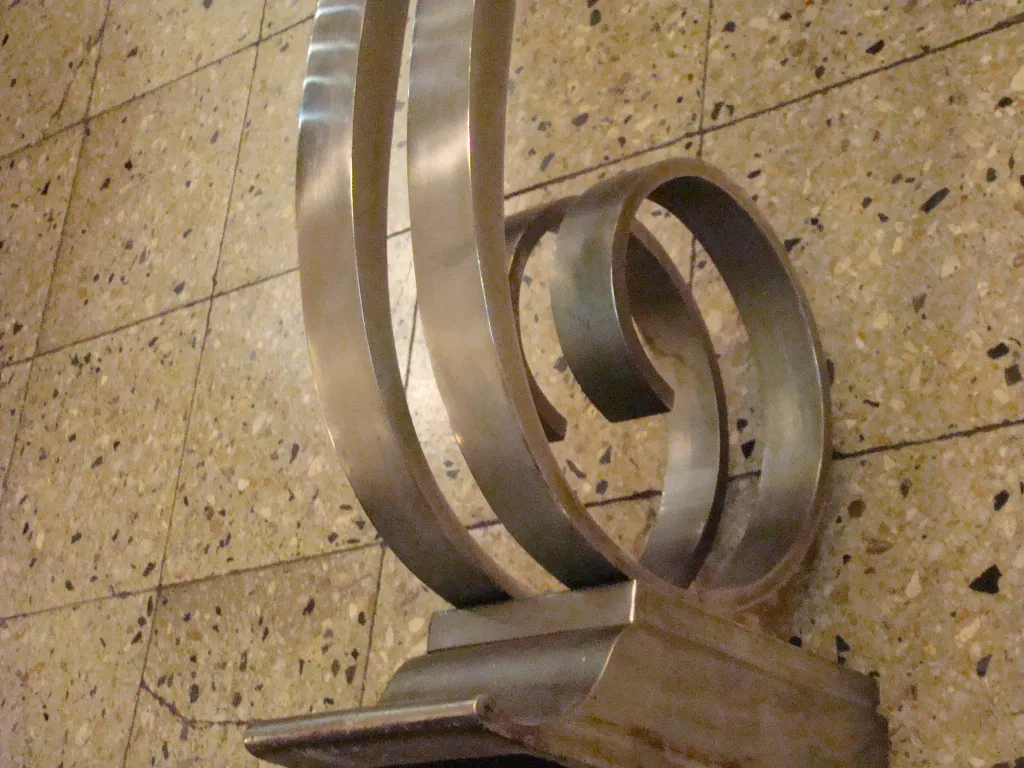 Seitenansicht einer antiken Konsole mit modernem Design