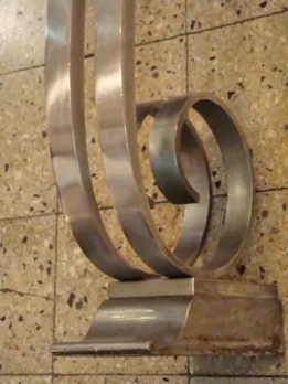 पुरातन कंसोल सजावटी टुकड़ा जिसमें अनोखा डिजाइन है