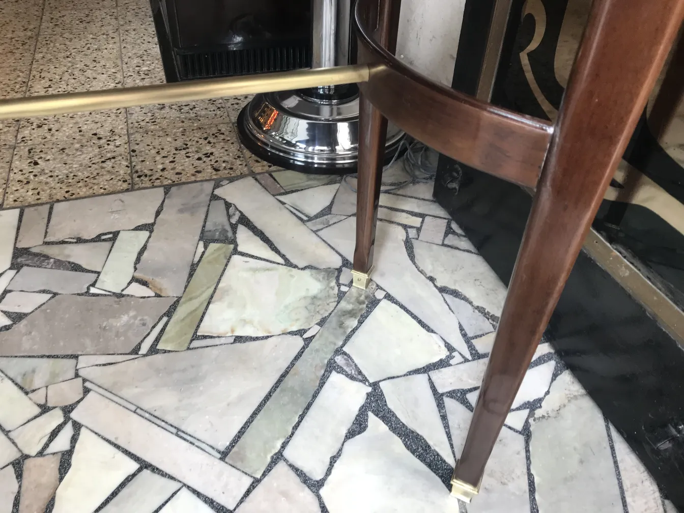 优雅设计的古董控制台腿部在环境中