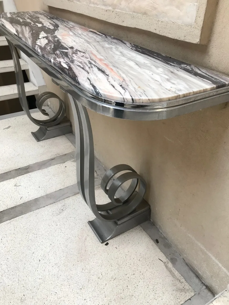 Antike Konsole mit schöner Oberfläche und eleganten Beinen