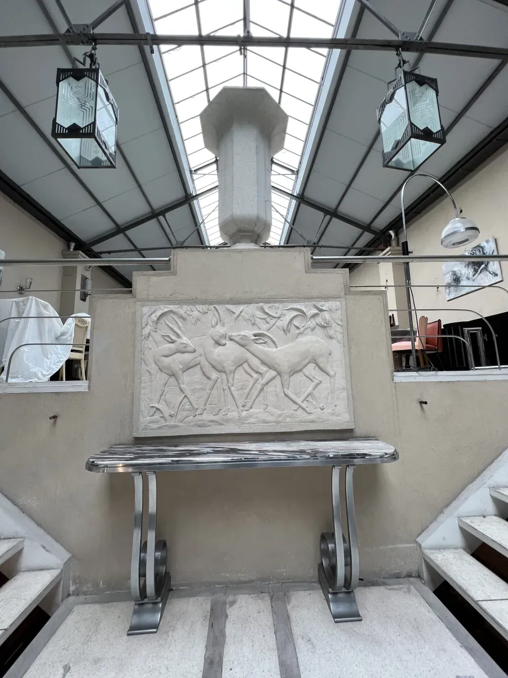 Antike dresuar mit Relief, Montagnac Pierre, Innendekoration.