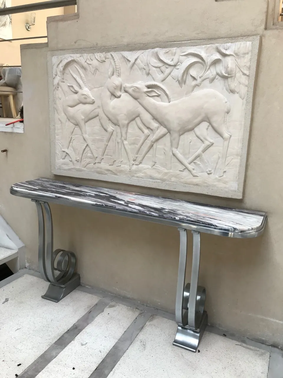 Antike Konsole mit elegantem Design, Reliefhintergrund