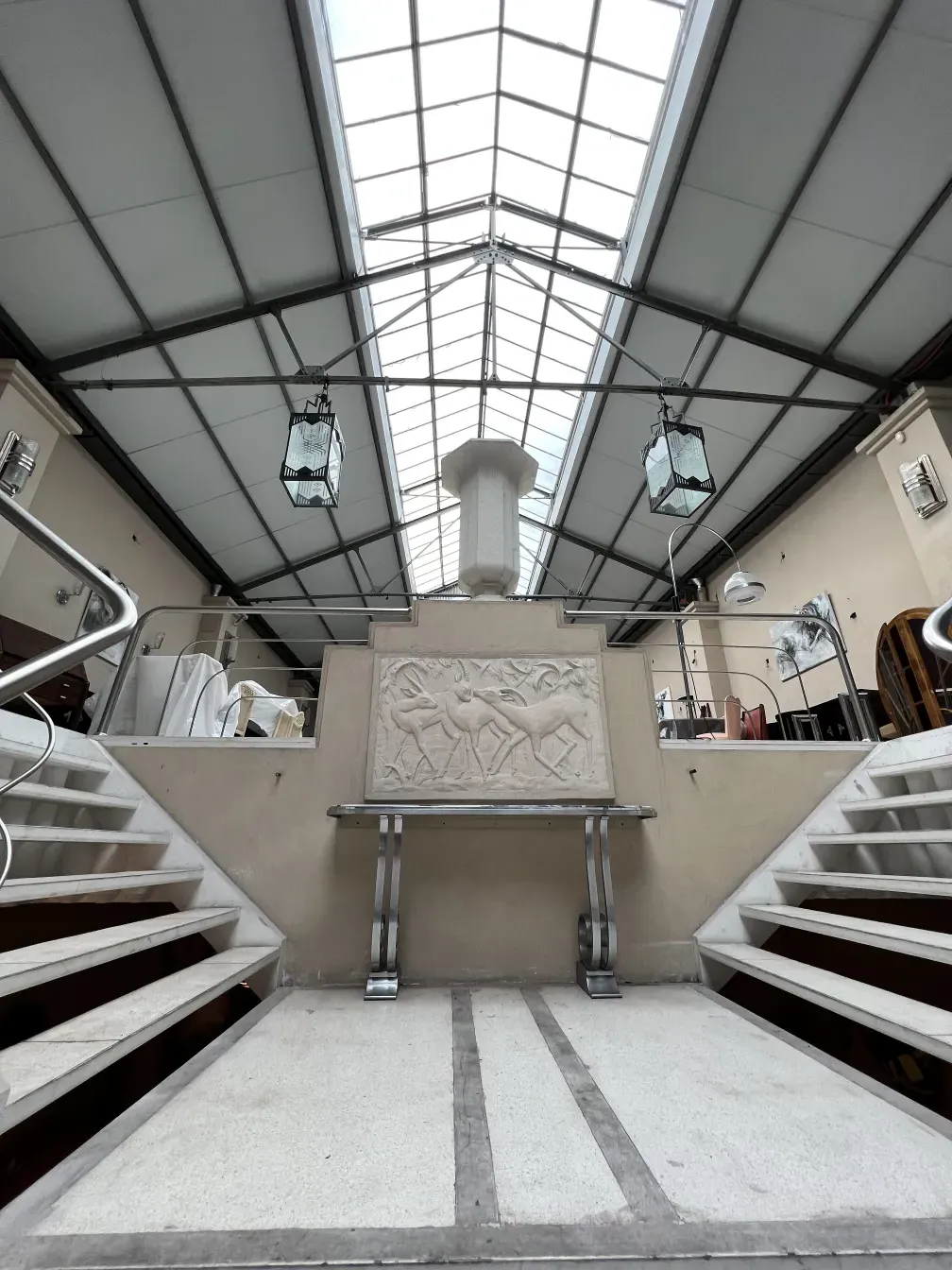 antigua consolas con diseño elegante Montagnac Pierre, en ambiente antiguo