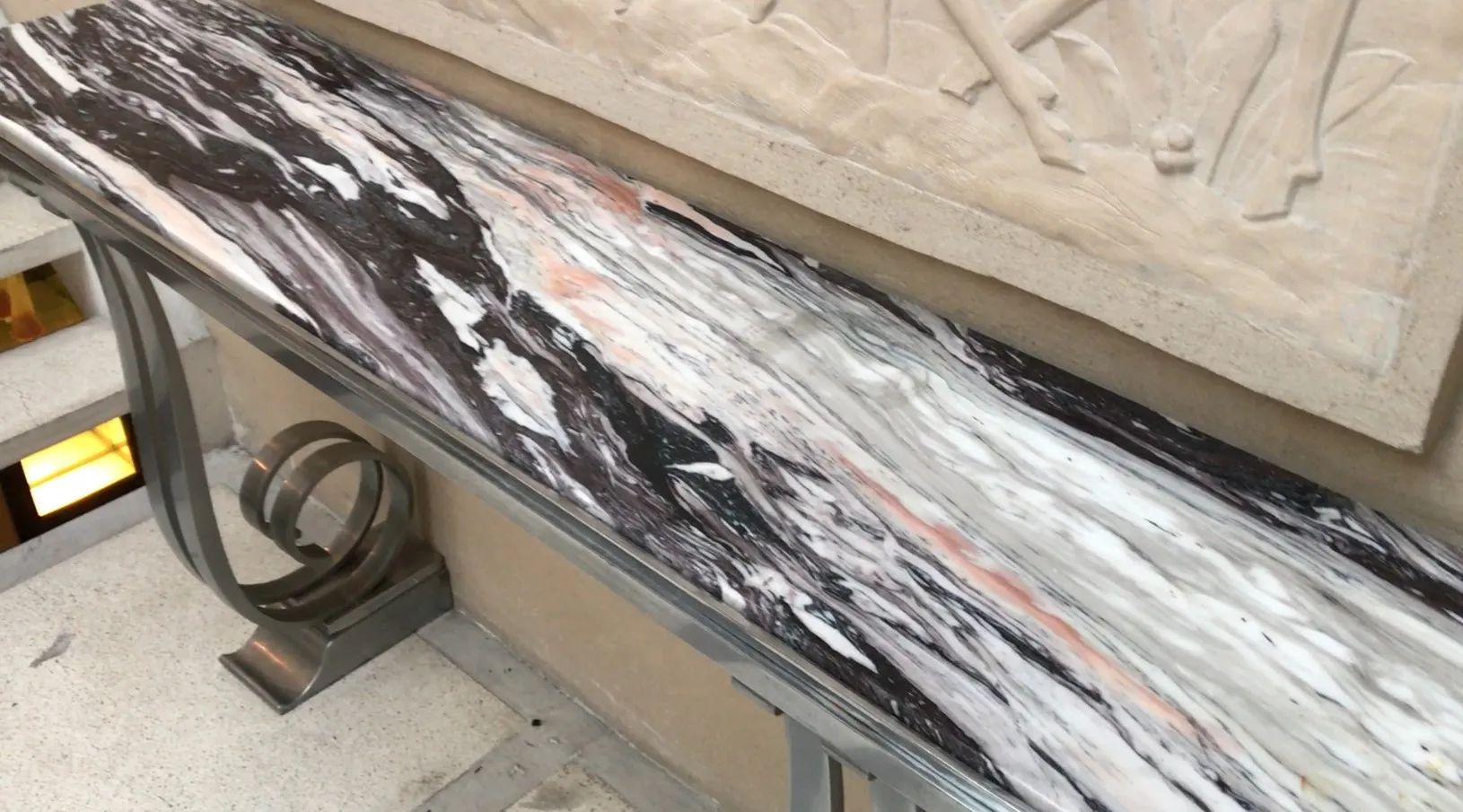 antica console decorativa con colori scuri e design elegante