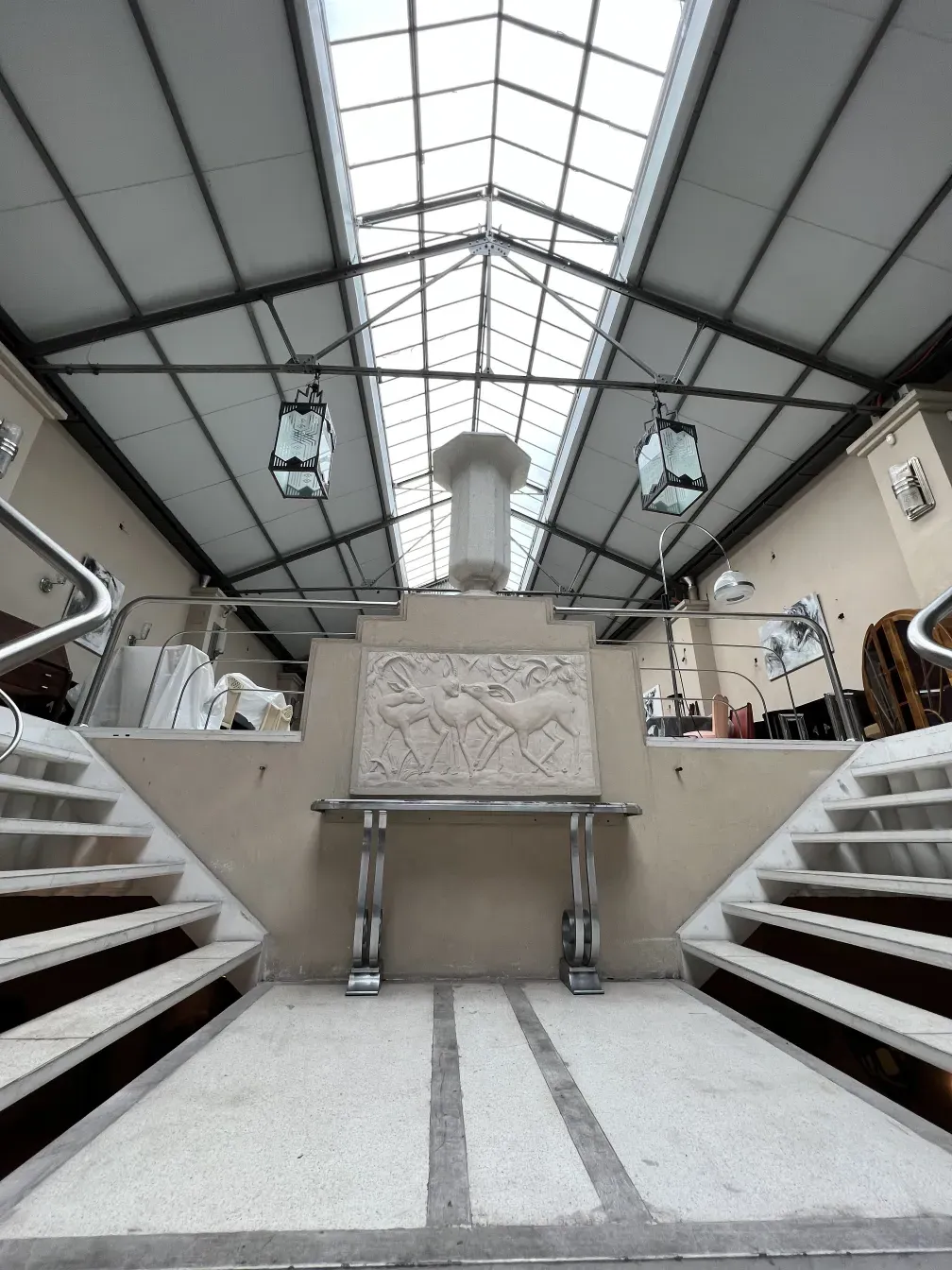 Antica consolle con rilievo decorativo, ambiente elegante