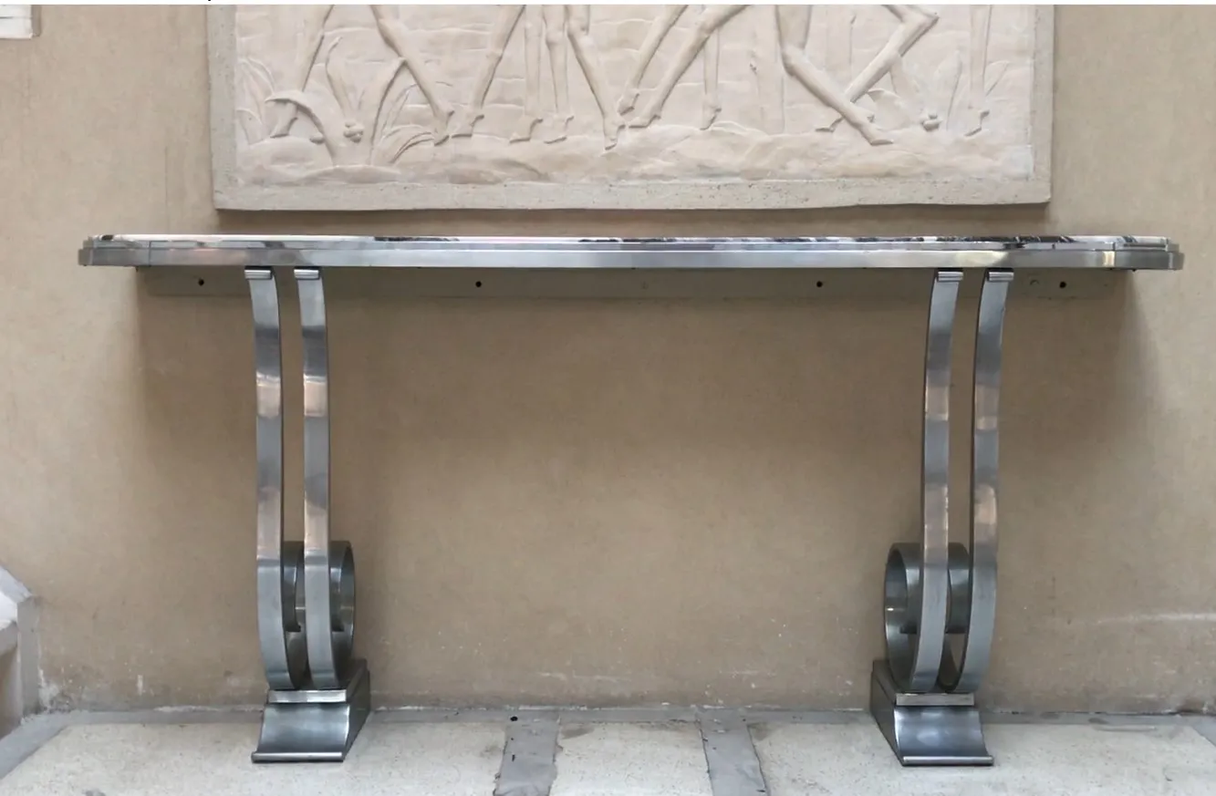 antike Konsole mit geschwungener Basis und stilvollem Design