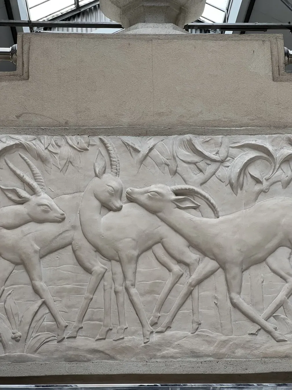 Antike dresuar mit Hirsche relief in einem klassischen Umfeld.