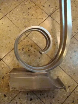 Vista de la base de una consola antigua con diseño en espiral