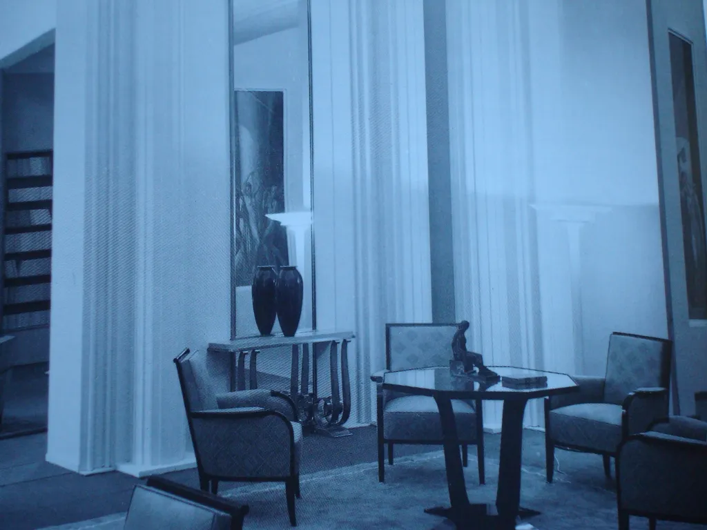 dresuar ancien décorant un élégant salon avec des chaises