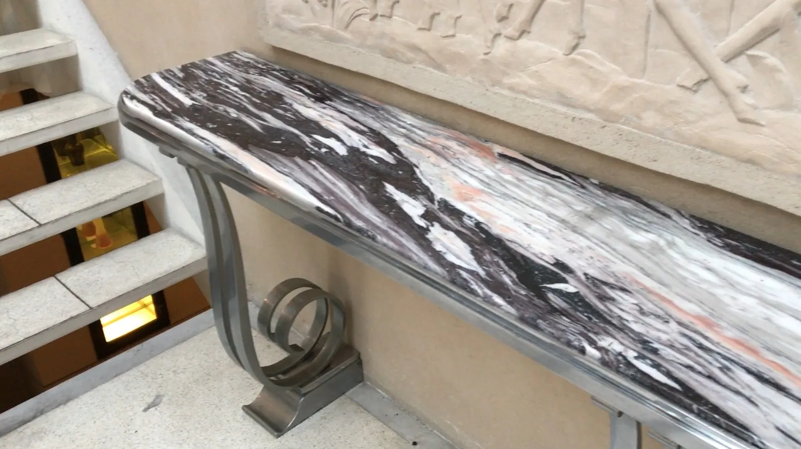 Consola antiga com design detalhado e elegante, ambiente decorativo.