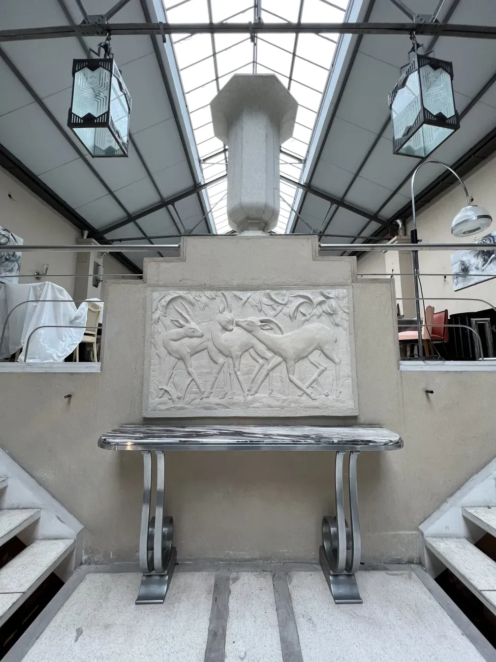 ancienne console décorative avec reliefs