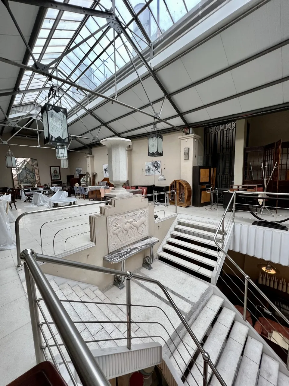 vista di una console antica in un ambiente elegante