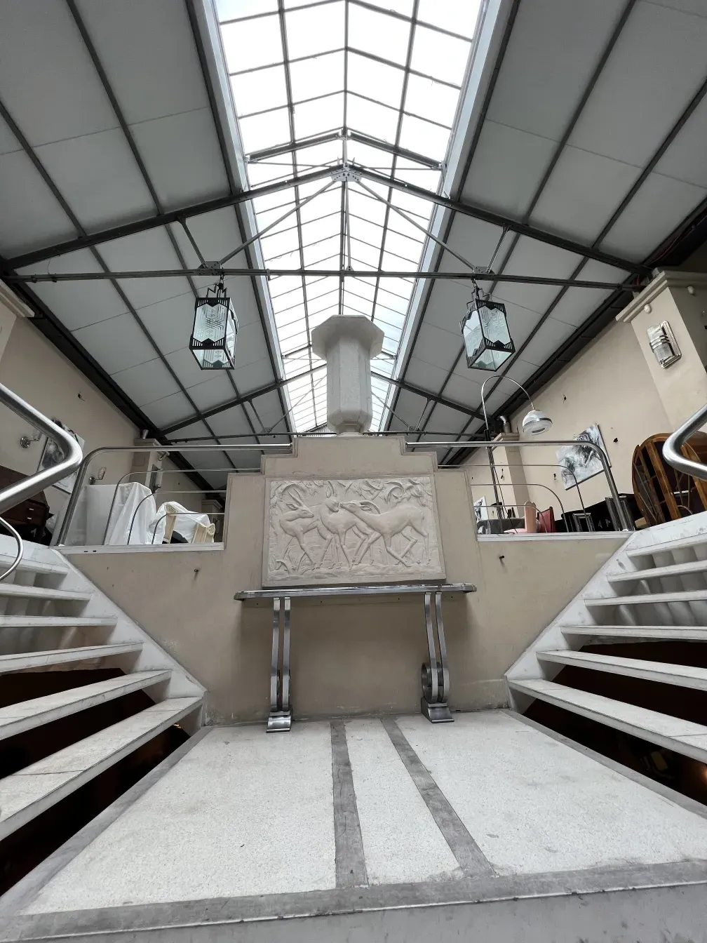 antigua consola Montagnac Pierre en un entorno de antigüedades