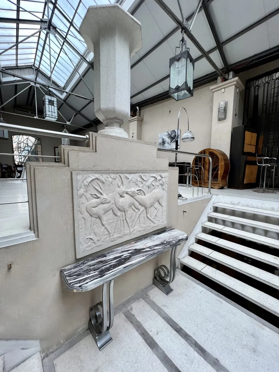 Ancienne console décorative avec relief et détails uniques.