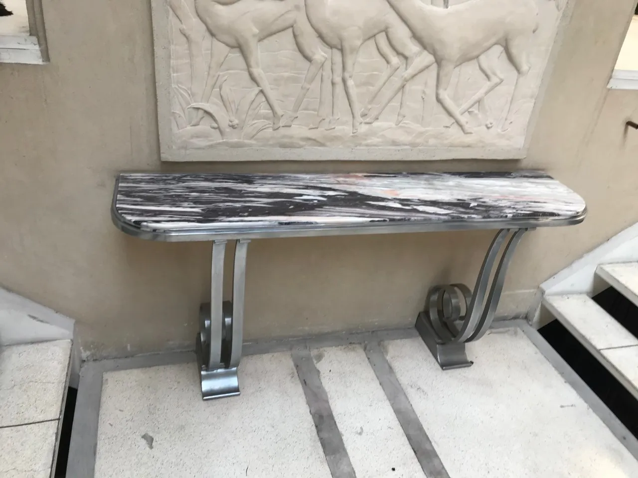 Consola antigua con diseño elegante, paredes de fondo decoradas