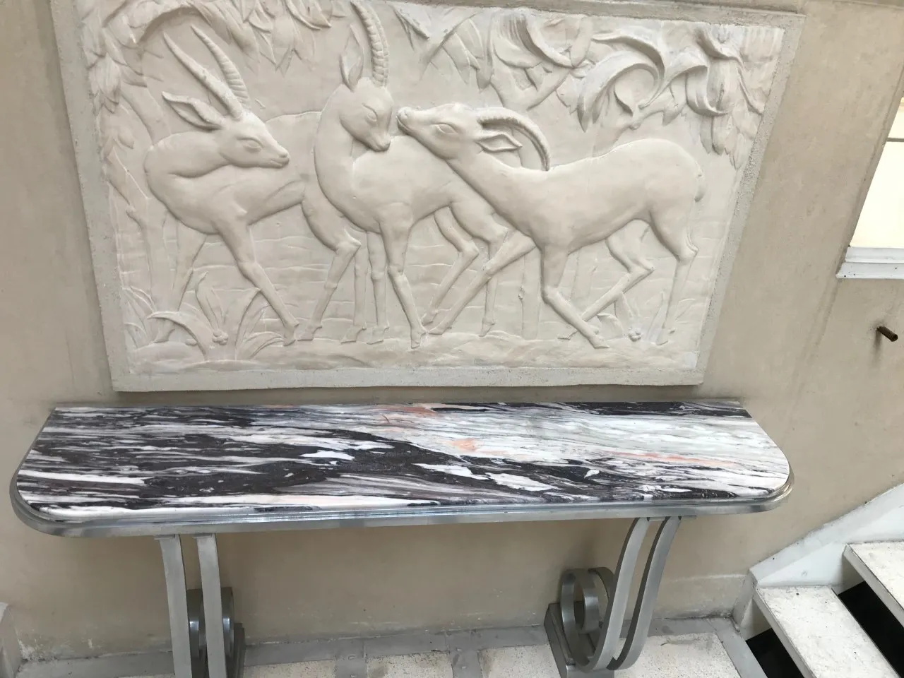 antica console con rilievi di animali