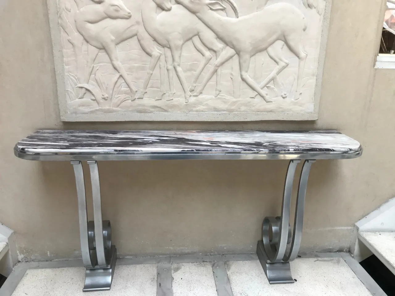 Antiker dresuar Montagnac Pierre mit elegantem Design in einem dekorativen Umfeld.