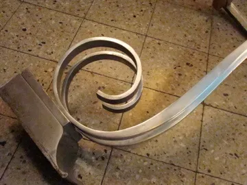 dekorativer antiker Konsole mit Spiralmuster