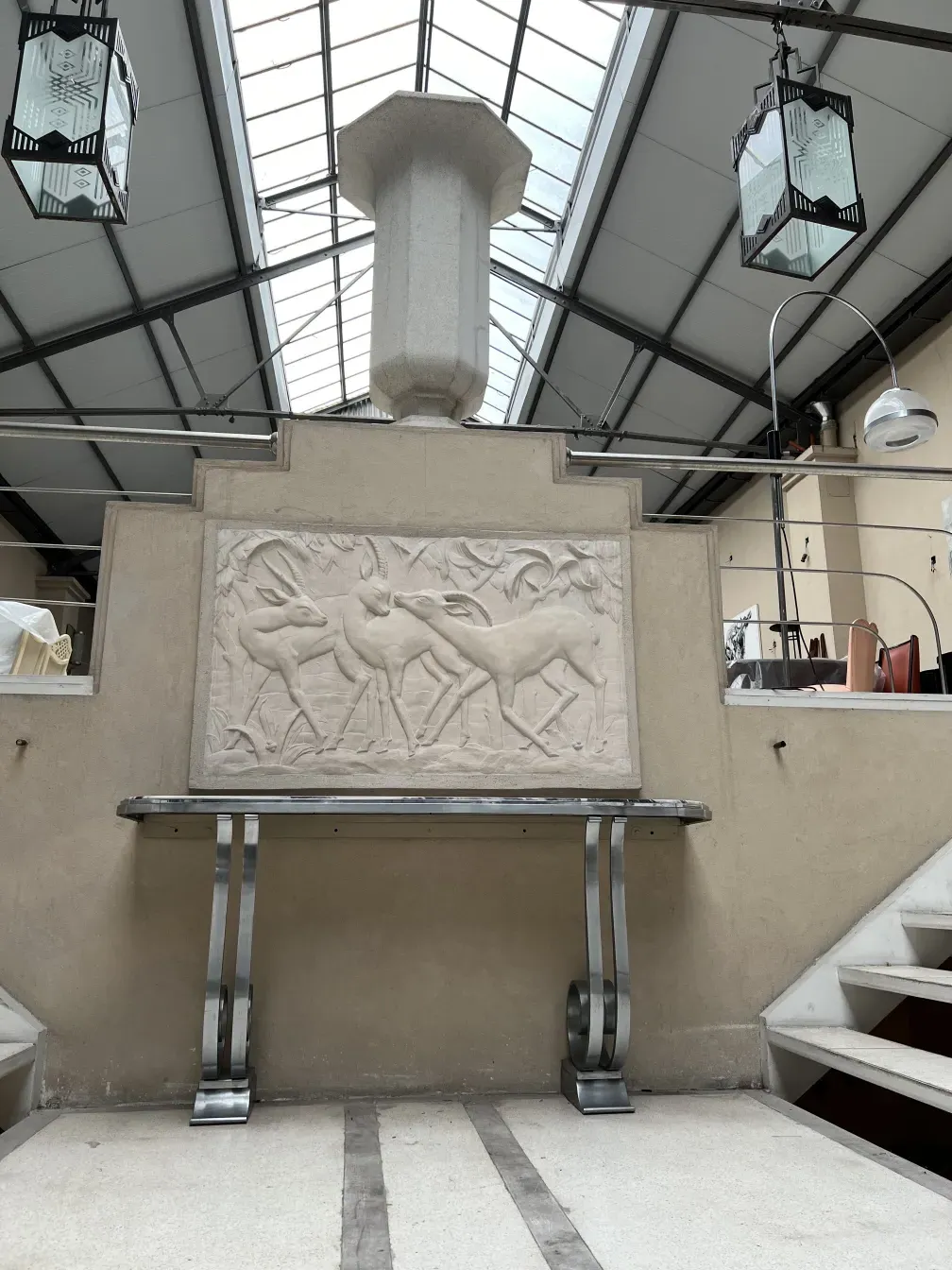 ancienne dresuar Montagnac Pierre avec détails en relief et cadre élégant