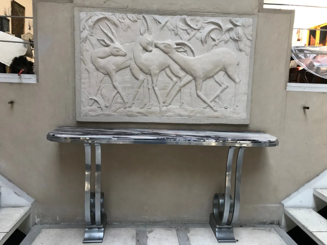 consola antigua con soportes decorativos y relieve