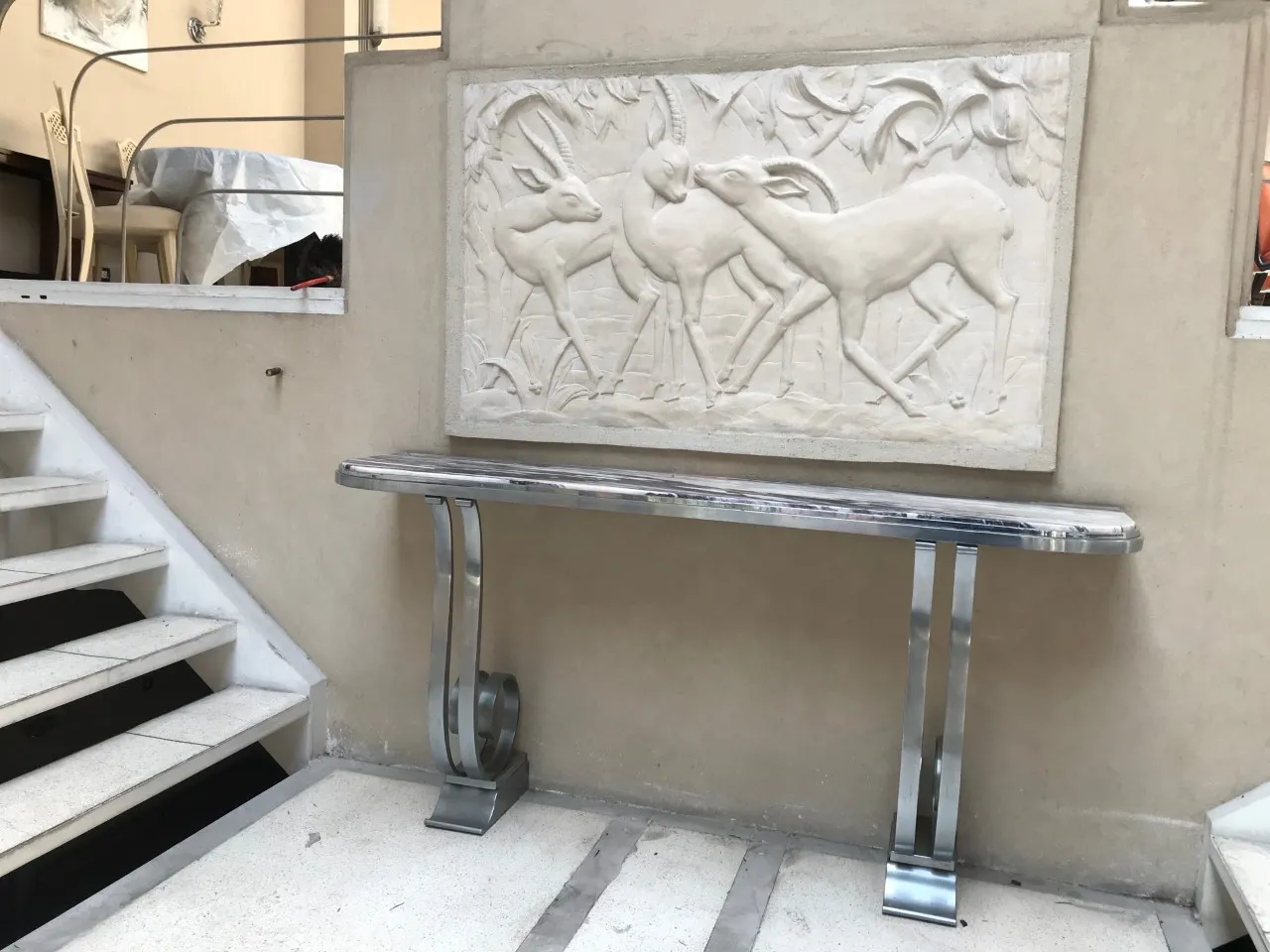 console antica con rilievo, ambiente elegante