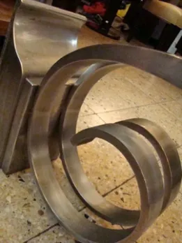 antigua consola con diseño curvado, Montagnac Pierre, en un ambiente clásico