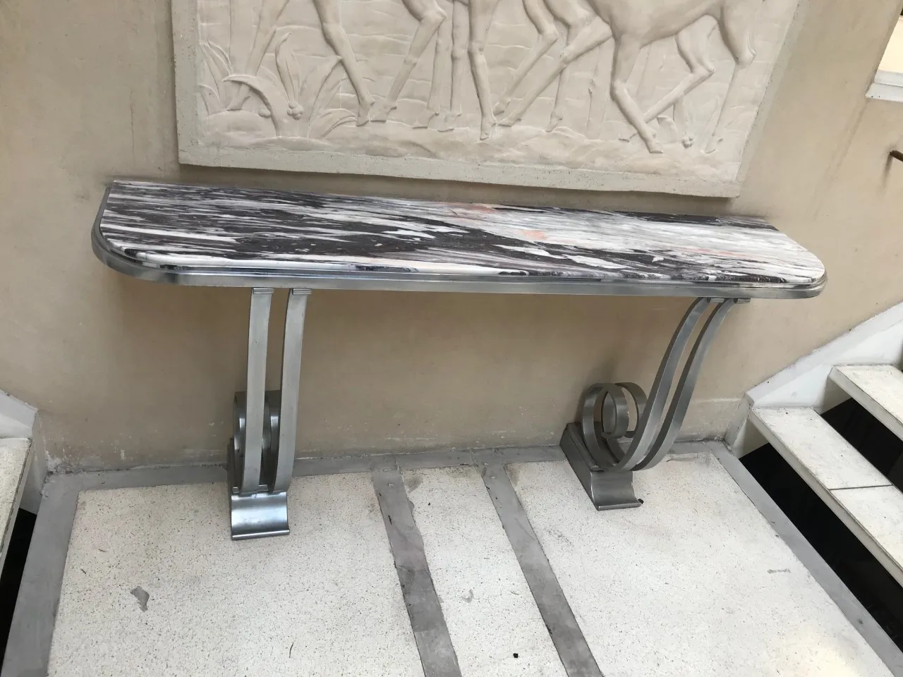 antiga consola com design elegante e pernas decorativas