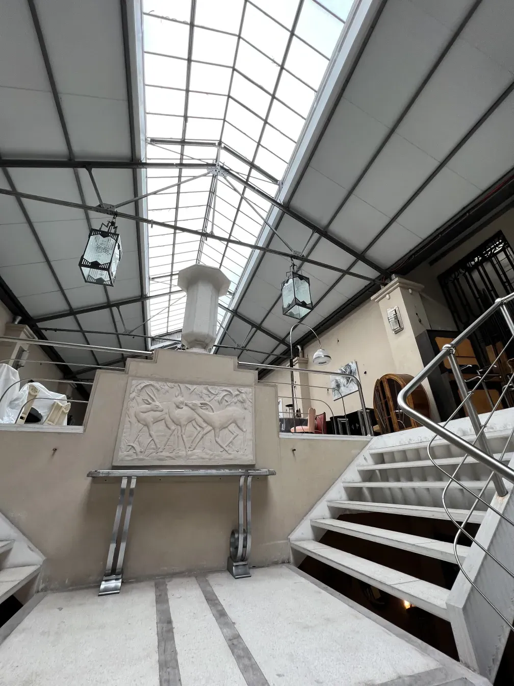 antikes dresuar mit dekorativen Reliefs und elegantem Design