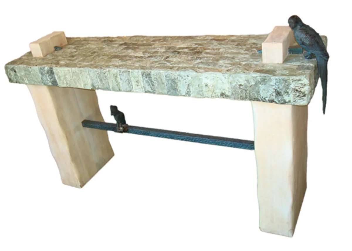 antico dresuar decorativo con caratteristiche uniche.