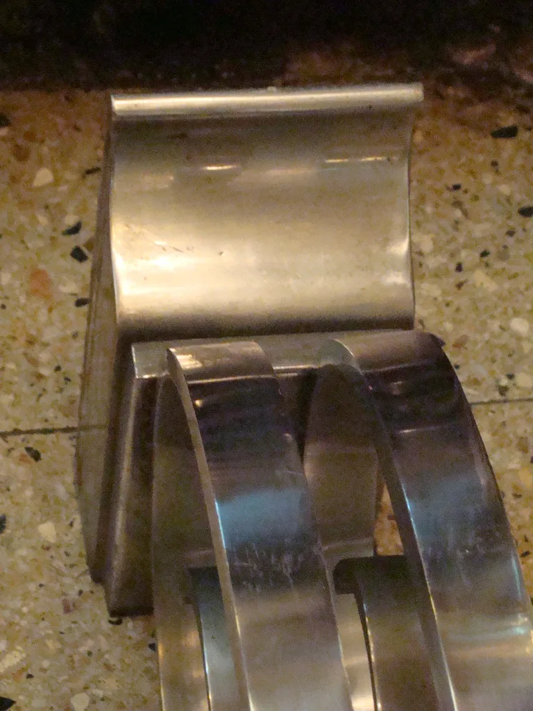 Antike Konsole mit elegantem Design in gemütlicher Umgebung