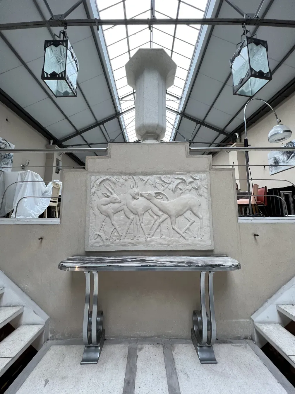 consola antigua con relieve de ciervos en un entorno moderno