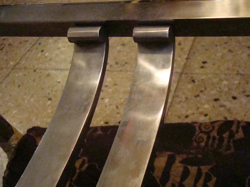 table console ancienne avec support courbé