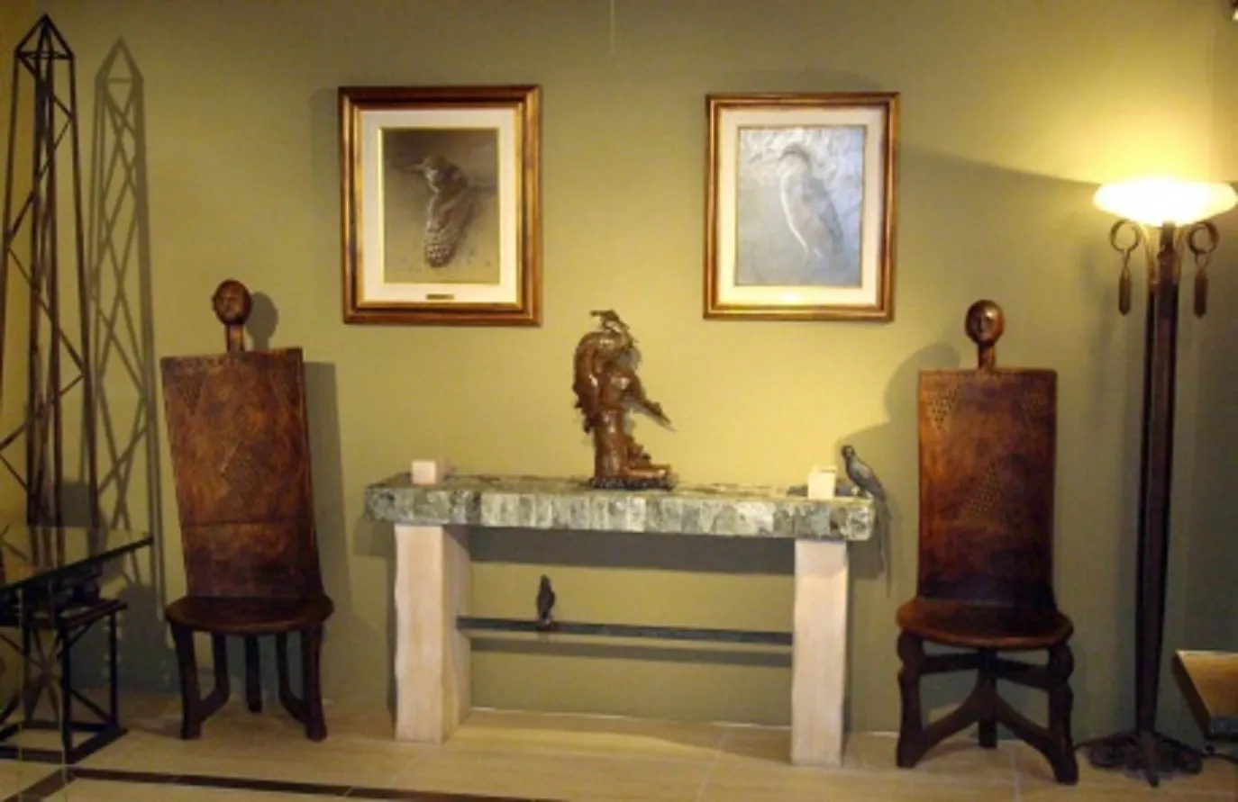 彫刻が施された古いコンソールテーブル、エレガントな環境に