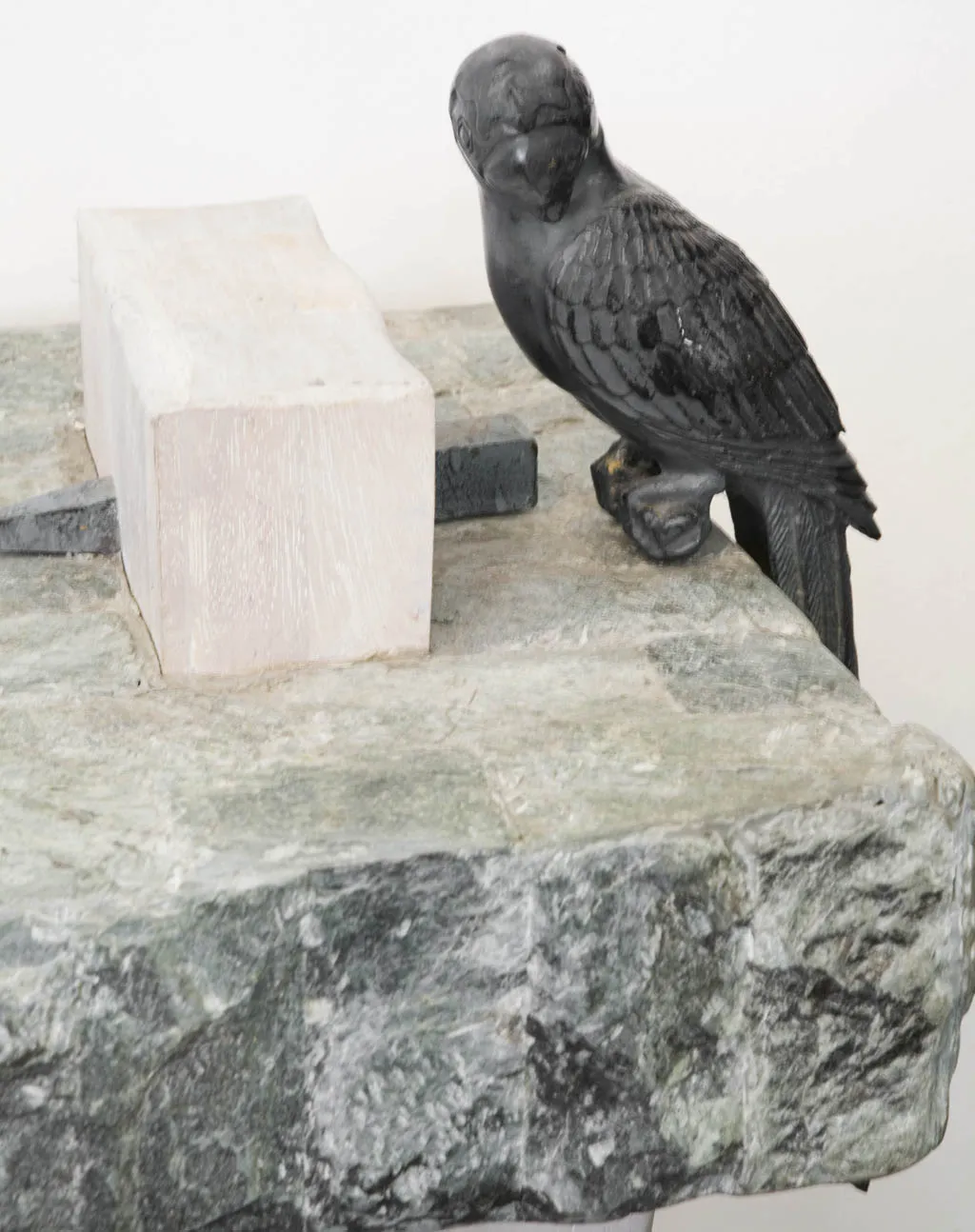 antico dresuar con figura di uccello nera