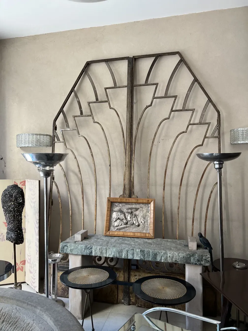 antica console decorativa con design elegante sullo sfondo