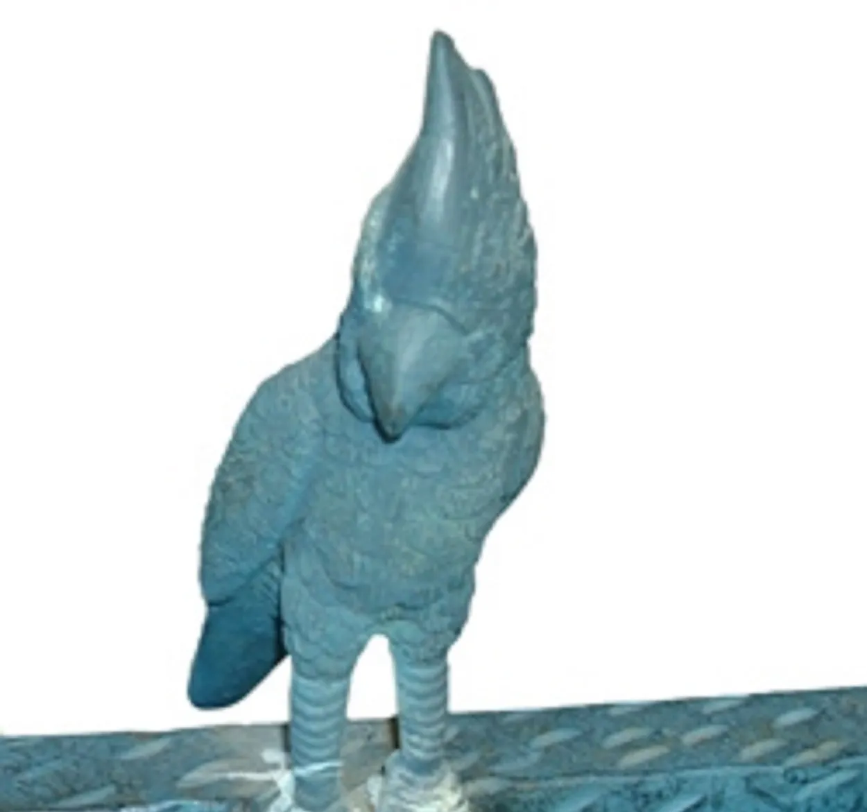 ancienne console décorée avec une sculpture d'oiseau bleu au sommet, fond blanc