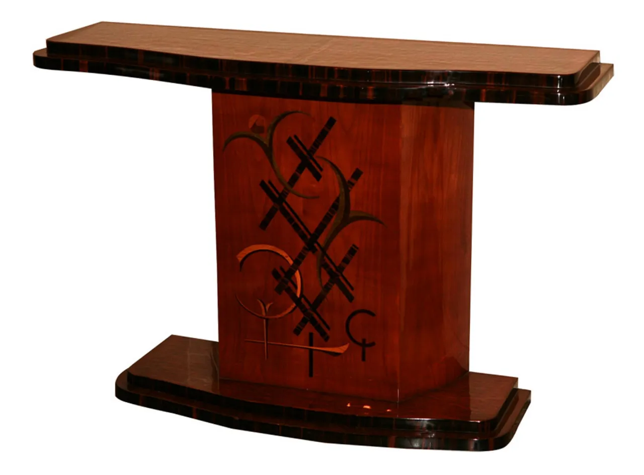 consola antigua con decoraciones elegantes, forma estilizada