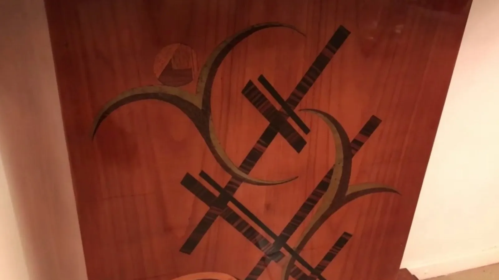 طاولة وحدة تحكم قديمة بلون دافئ وتصميم جذاب