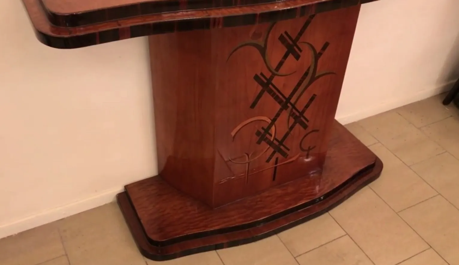 antiga consola com design decorativo em ambiente clássico